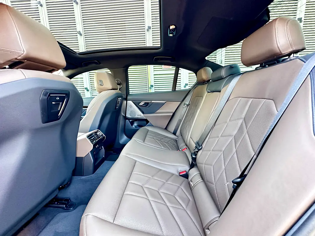 BMW 5-Series 520i M-Kit 2024 - photo 8 - Import Émirats | International Cars