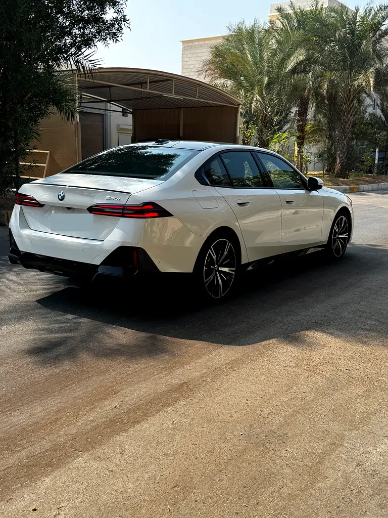 BMW 5-Series 530i M Sport 2026 - photo 4 - Import Émirats | International Cars
