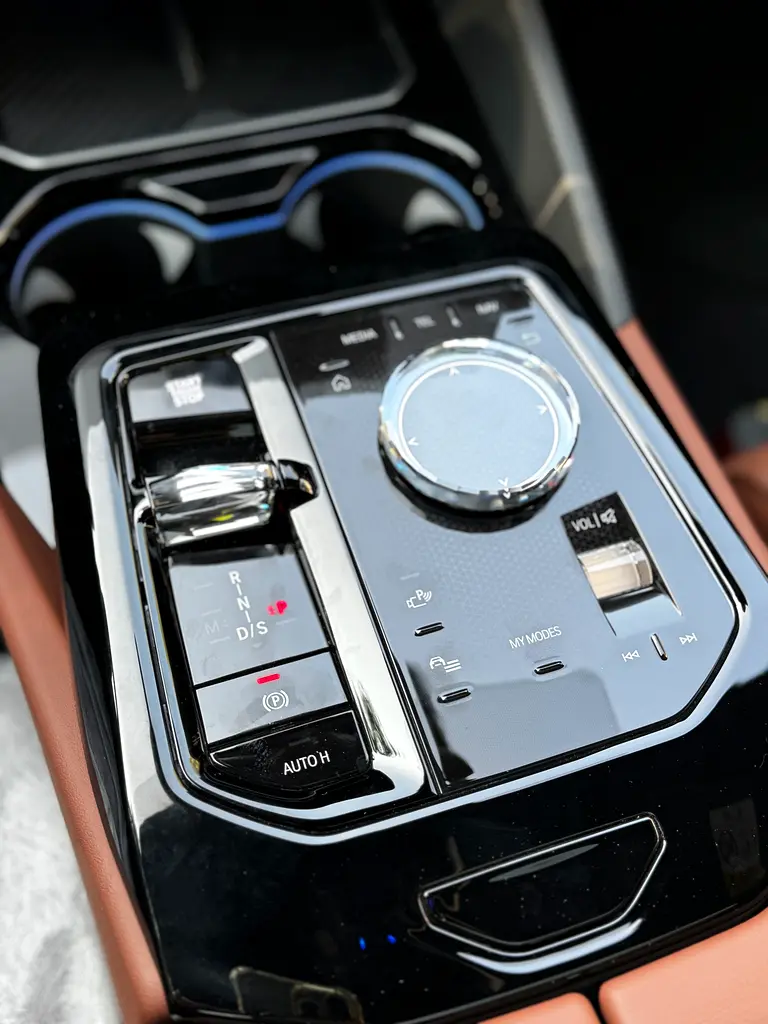 BMW 5-Series 530i M Sport 2026 - photo 8 - Import Émirats | International Cars