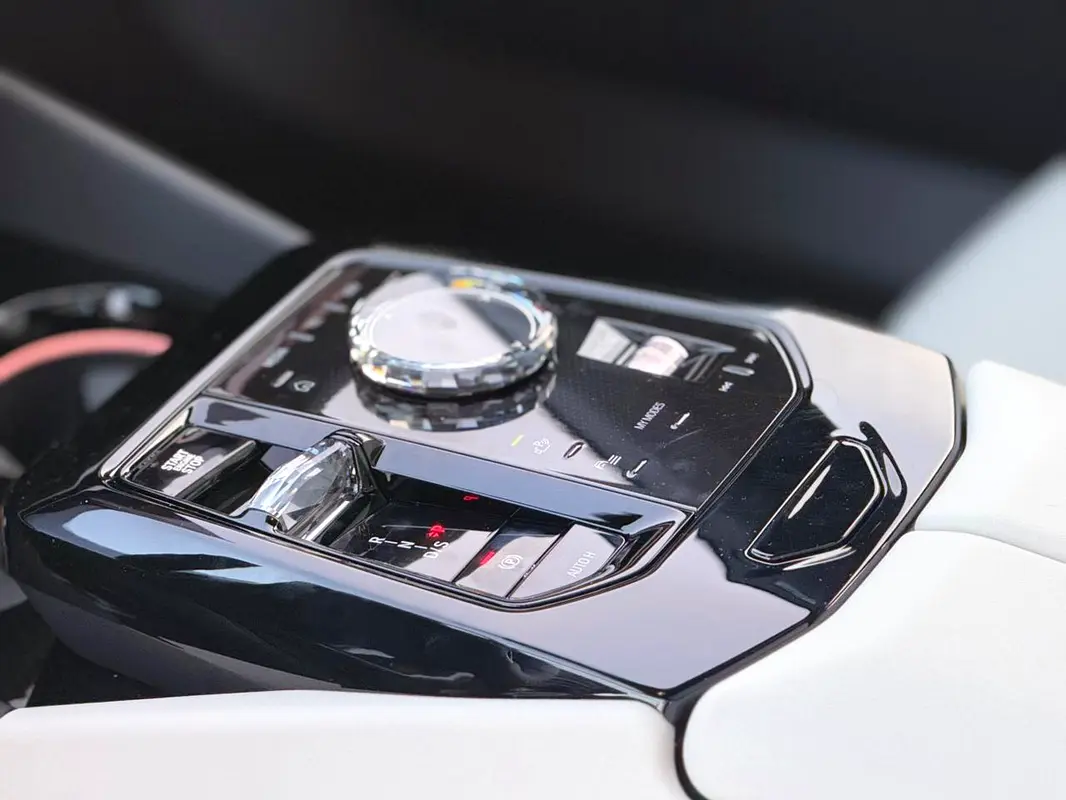 BMW 5-Series 520i M-Kit 2026 - photo 11 - Import Émirats | International Cars