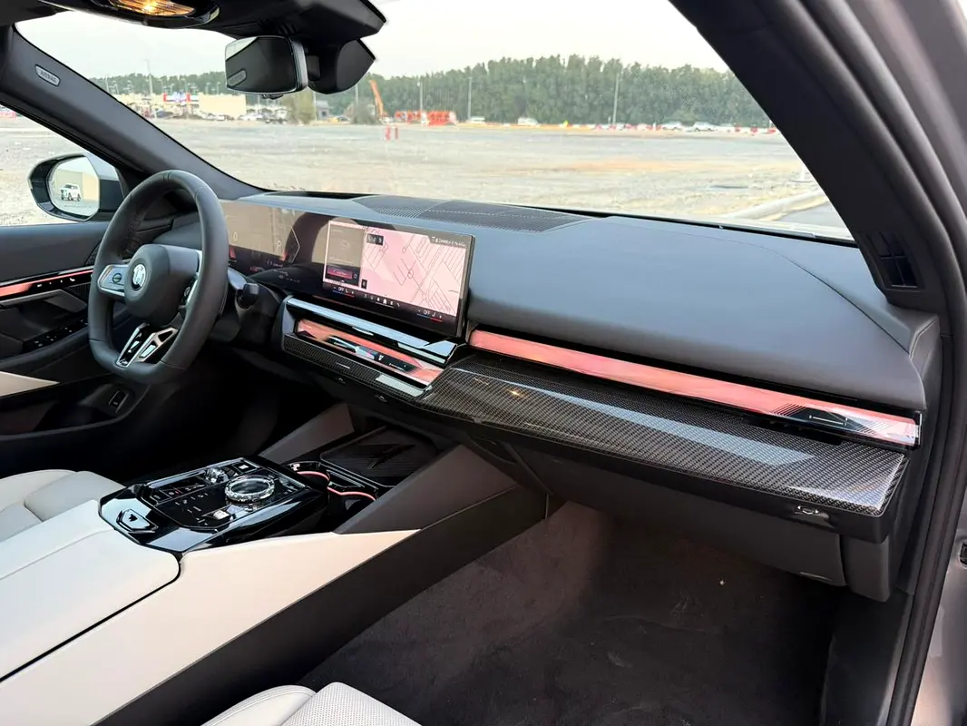 BMW 5-Series 520i M-Kit 2026 - photo 12 - Import Émirats | International Cars