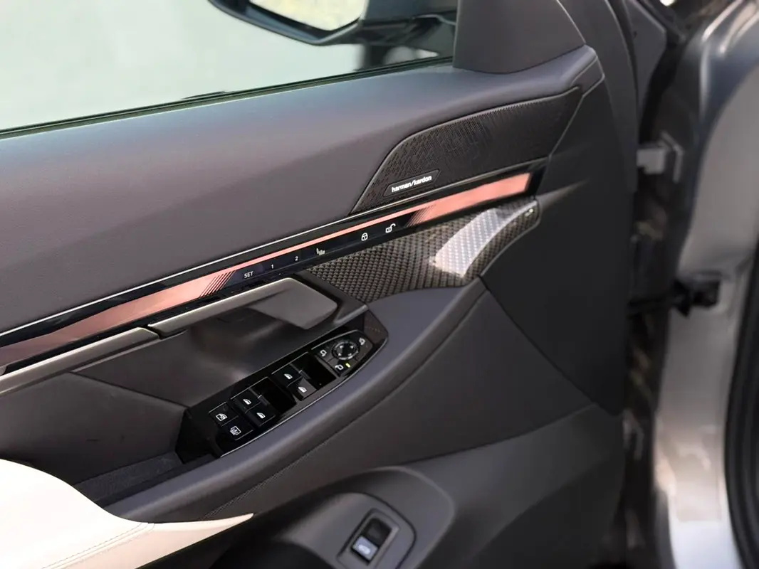 BMW 5-Series 520i M-Kit 2026 - photo 9 - Import Émirats | International Cars