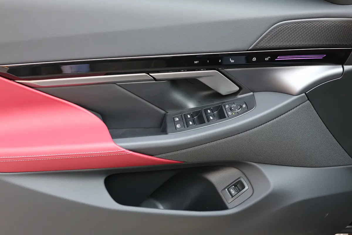 BMW 5-Series 530i 2025 - photo 10 - Import Émirats | International Cars