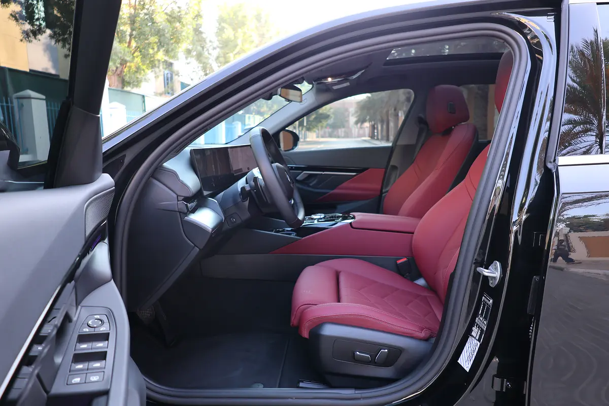 BMW 5-Series 530i 2025 - photo 11 - Import Émirats | International Cars