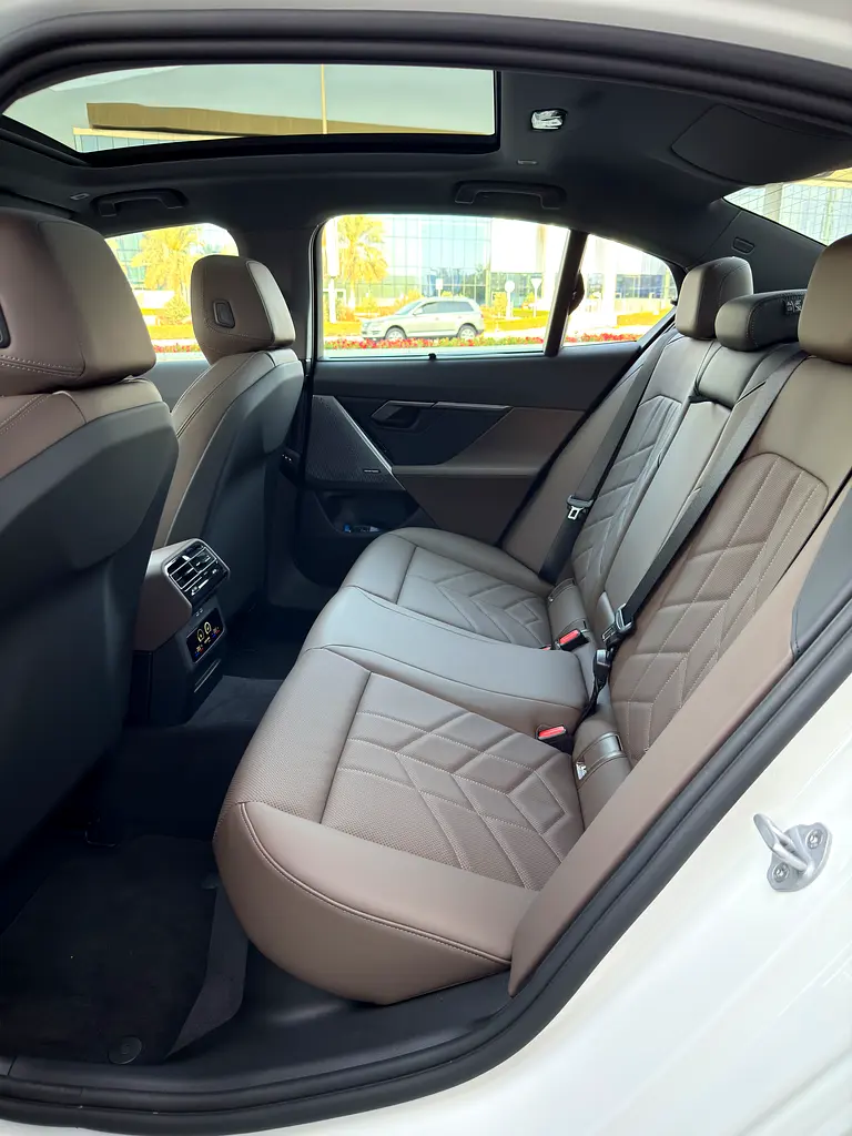 BMW 5-Series 530i 2026 - photo 12 - Import Émirats | International Cars