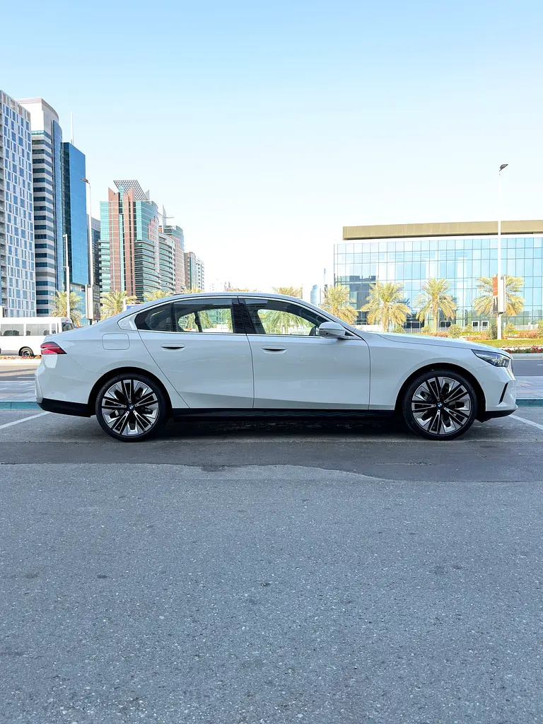 BMW 5-Series 530i 2026 - photo 5 - Import Émirats | International Cars