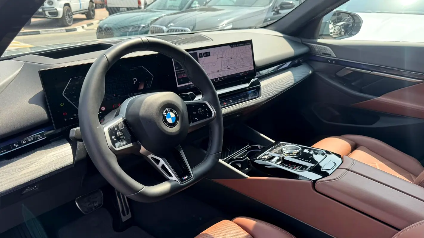 BMW 5-Series 520i M-Kit 2025 - photo 5 - Import Émirats | International Cars