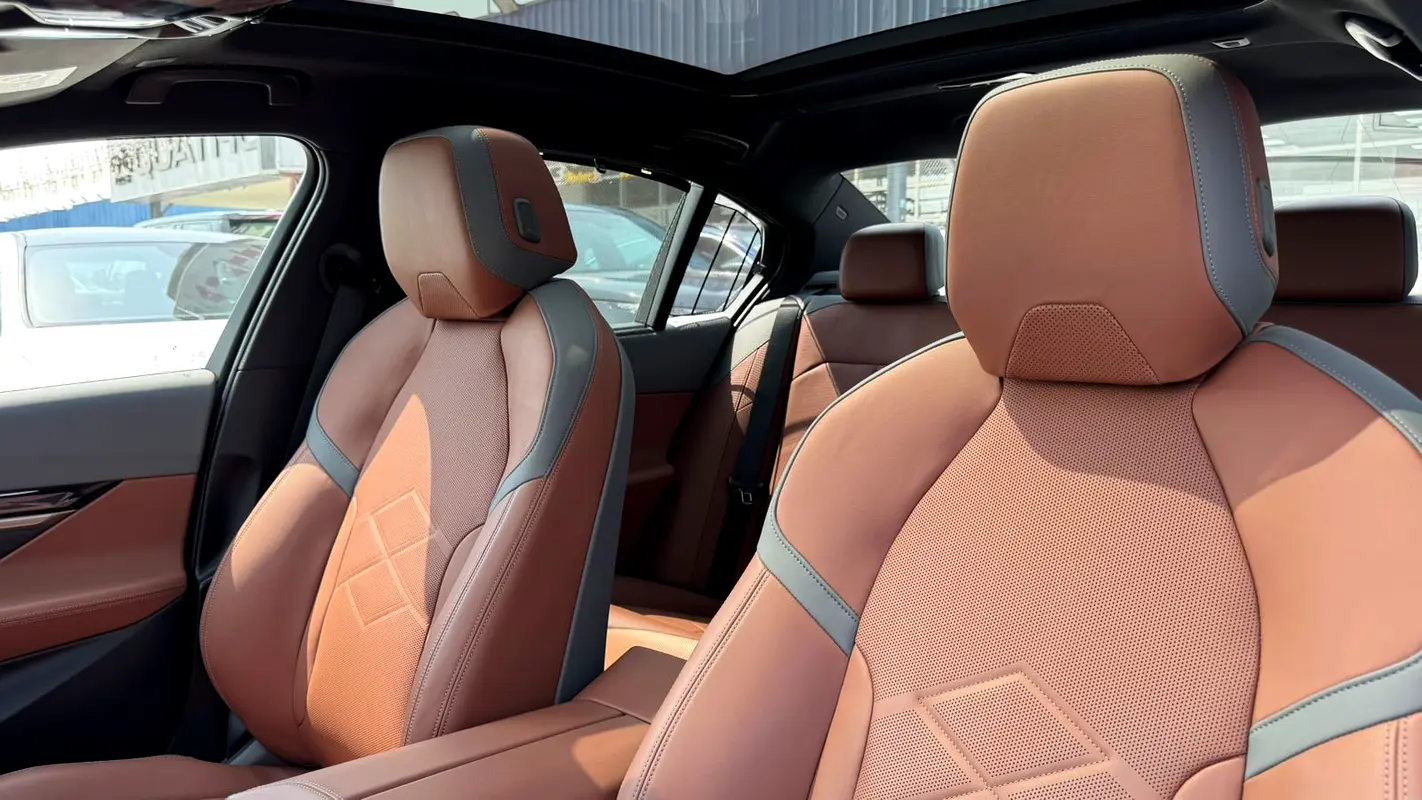 BMW 5-Series 520i M-Kit 2025 - photo 6 - Import Émirats | International Cars