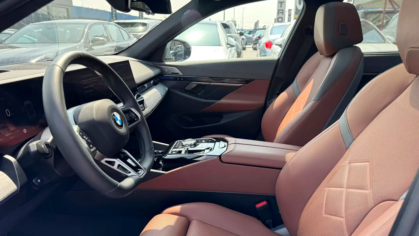 BMW 5-Series 520i M-Kit 2025 - photo 7 - Import Émirats | International Cars