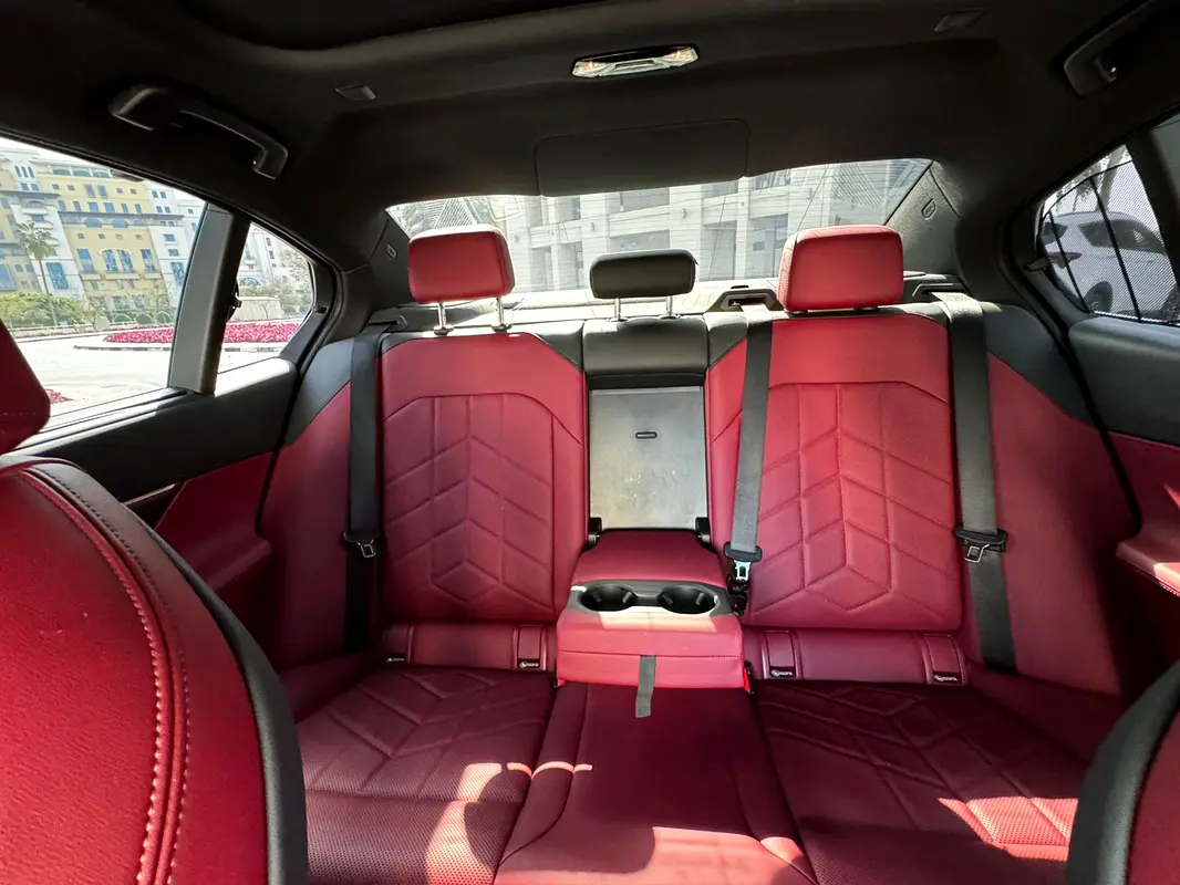 BMW 5-Series 520i 2024 - photo 11 - Import Émirats | International Cars