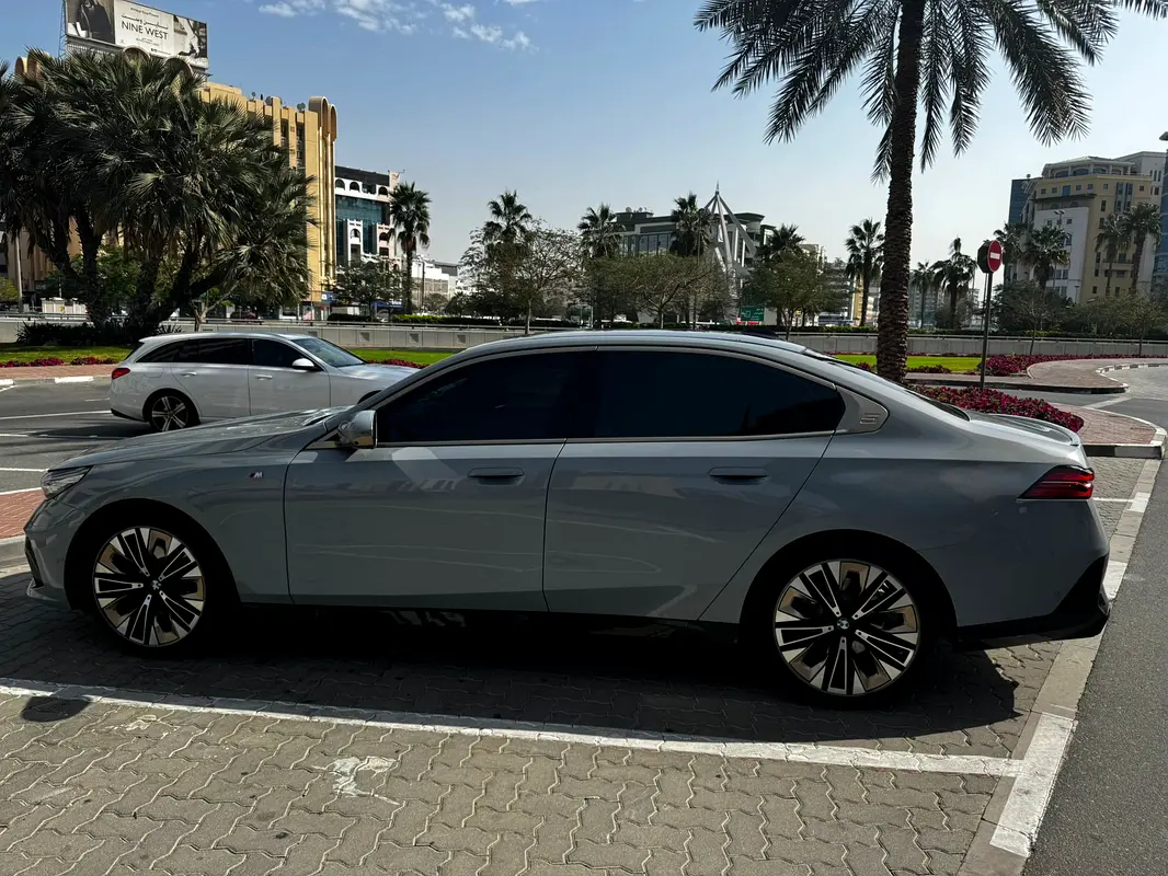 BMW 5-Series 520i 2024 - photo 2 - Import Émirats | International Cars