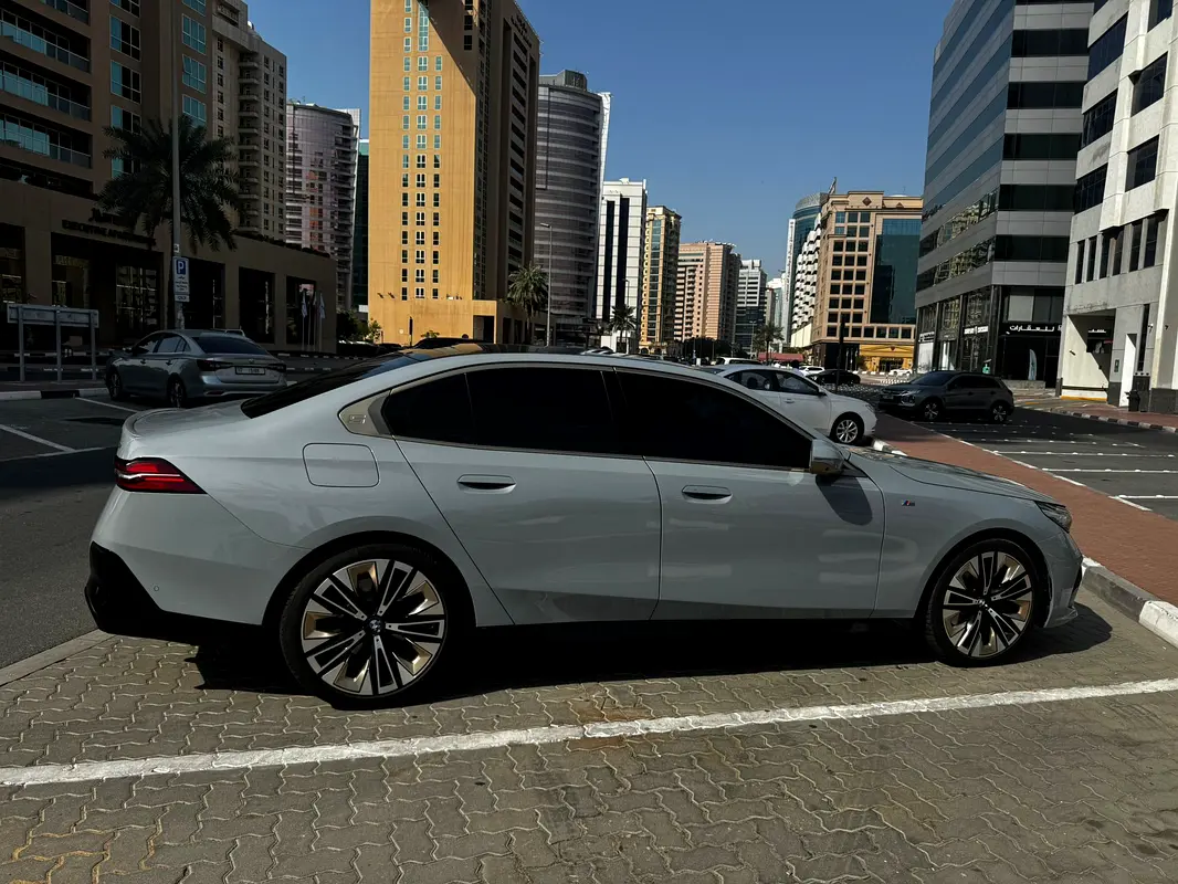 BMW 5-Series 520i 2024 - photo 4 - Import Émirats | International Cars