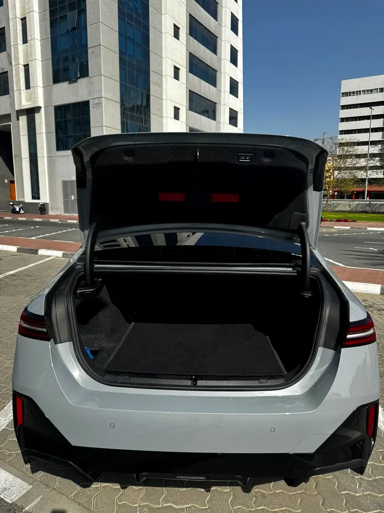 BMW 5-Series 520i 2024 - photo 5 - Import Émirats | International Cars