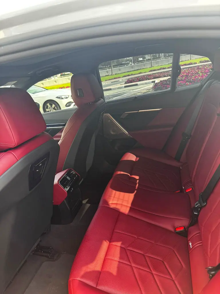 BMW 5-Series 520i 2024 - photo 7 - Import Émirats | International Cars