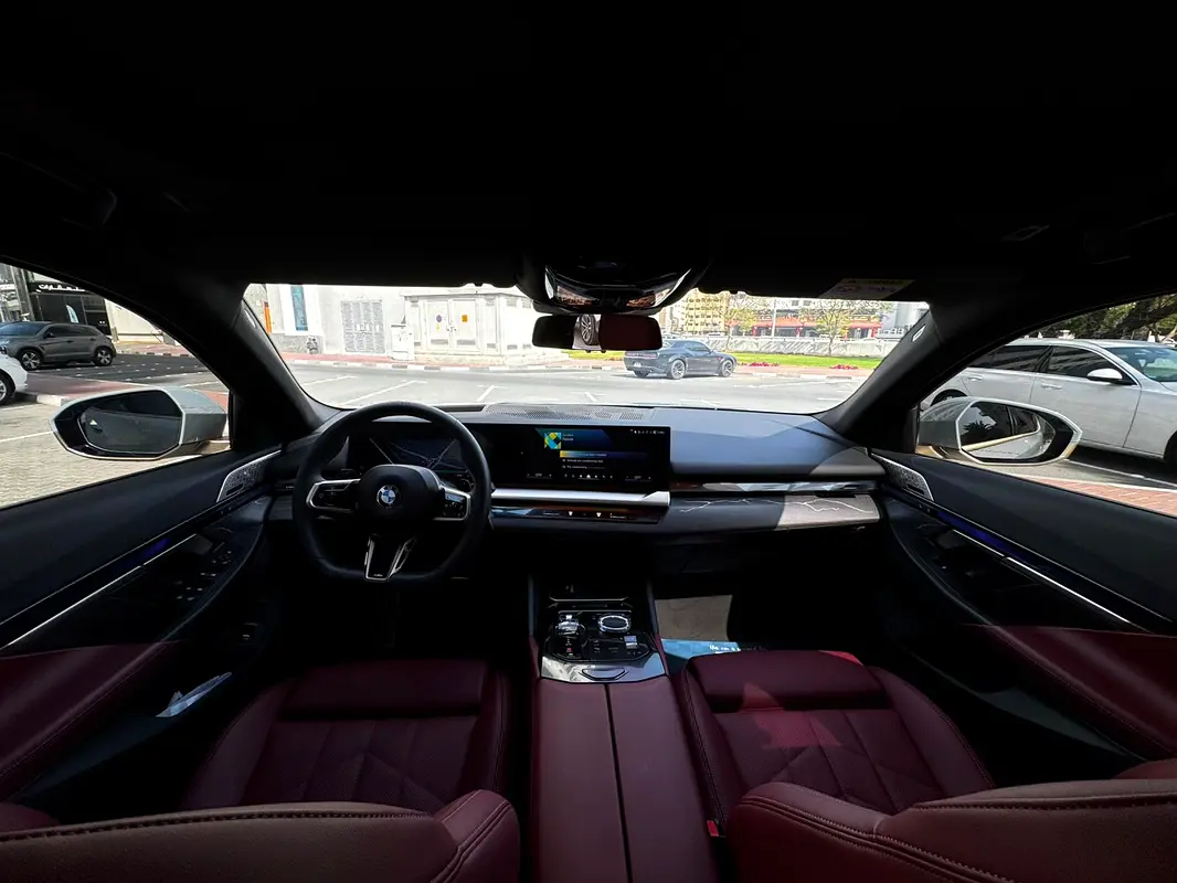 BMW 5-Series 520i 2024 - photo 9 - Import Émirats | International Cars