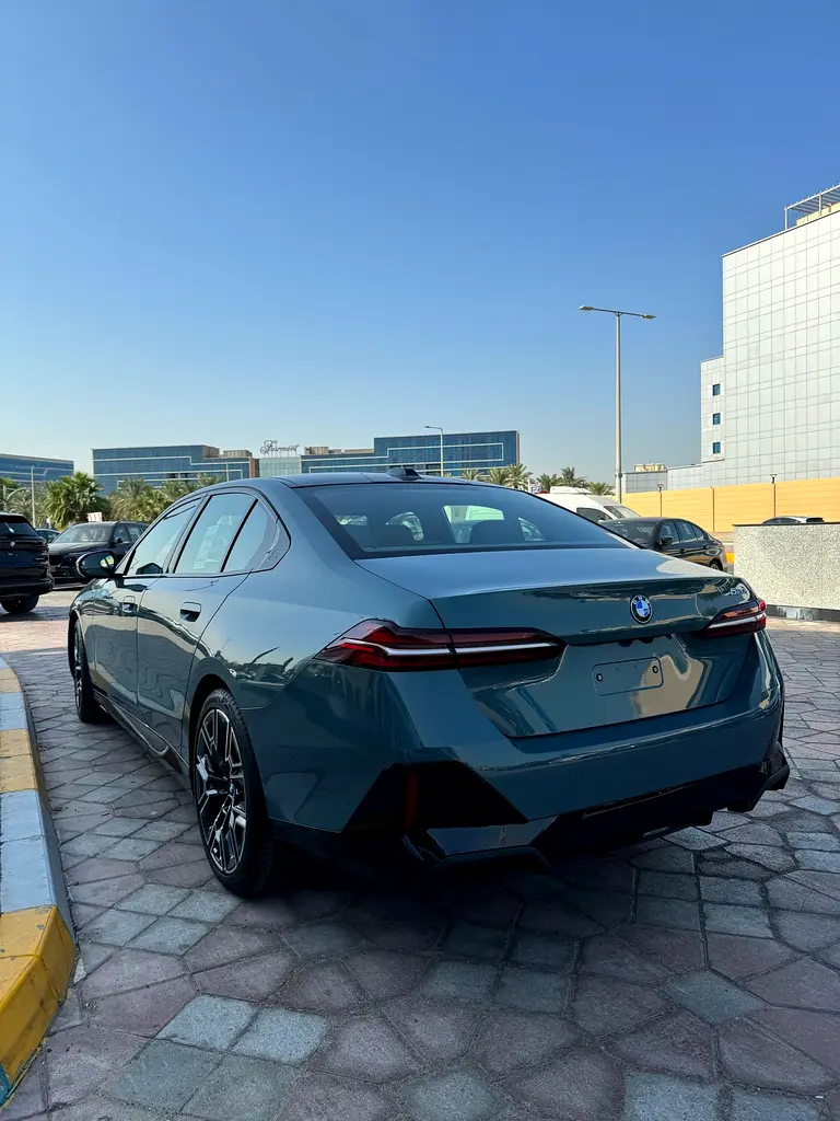 BMW 5-Series 520i M-Kit 2026 - photo 3 - Import Émirats | International Cars