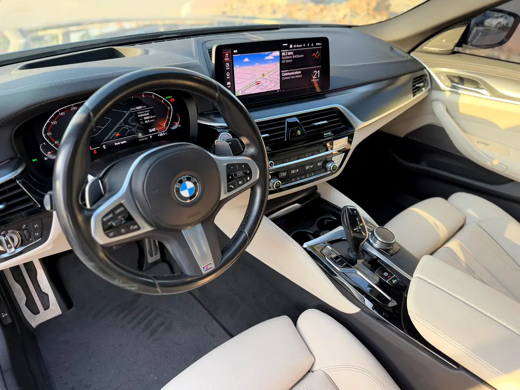 BMW 5-Series 530i M-Kit 2023 - photo 11 - Import Émirats | International Cars