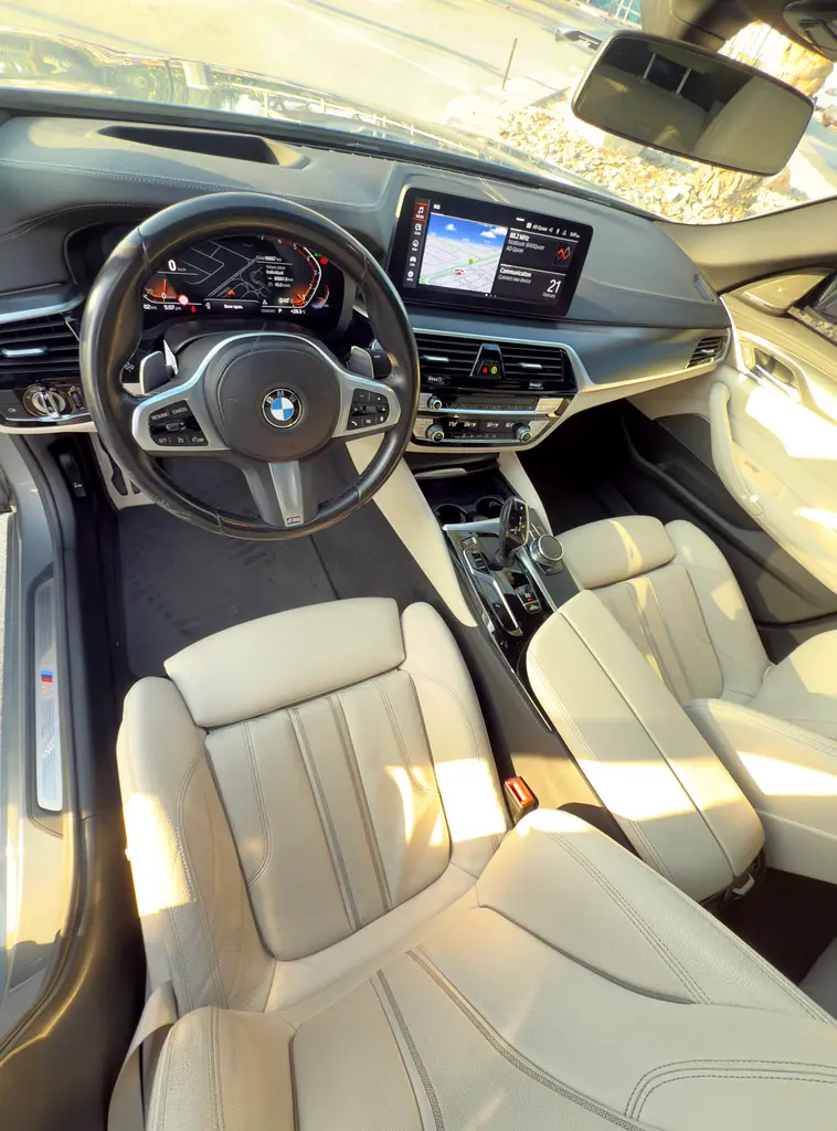 BMW 5-Series 530i M-Kit 2023 - photo 12 - Import Émirats | International Cars