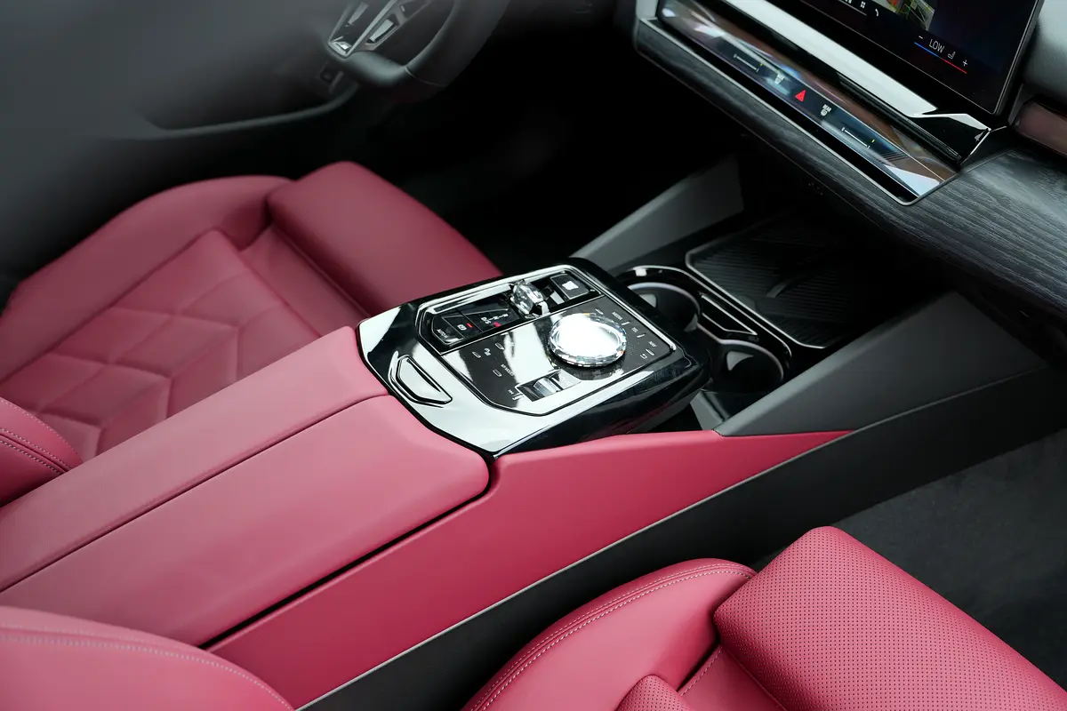 BMW 5-Series 530Li 2026 - photo 12 - Import Émirats | International Cars