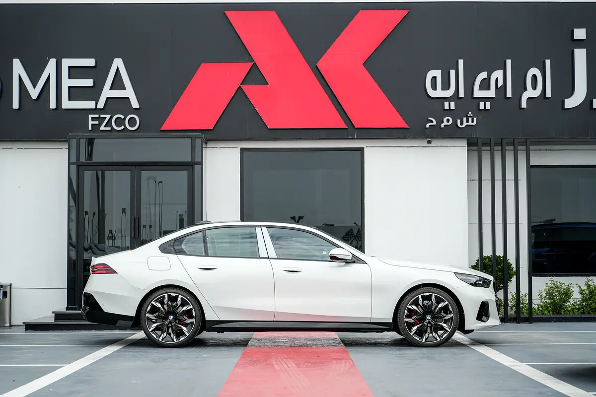 BMW 5-Series 530Li 2026 - photo 7 - Import Émirats | International Cars