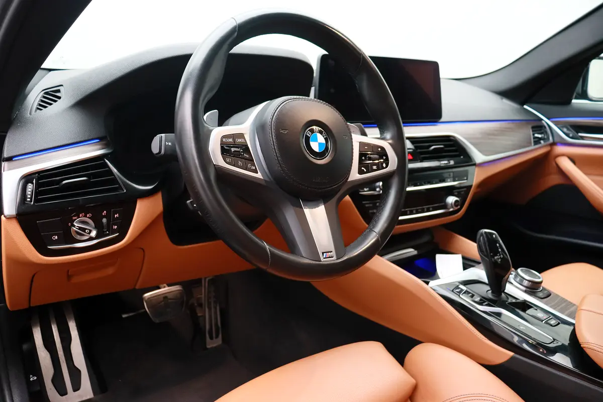 BMW 5-Series 523i 2022 - photo 12 - Import Émirats | International Cars