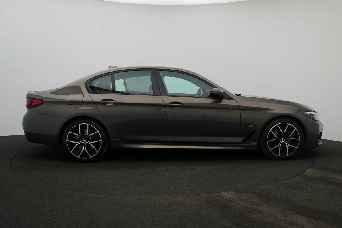 BMW 5-Series 523i 2022 - photo 5 - Import Émirats | International Cars