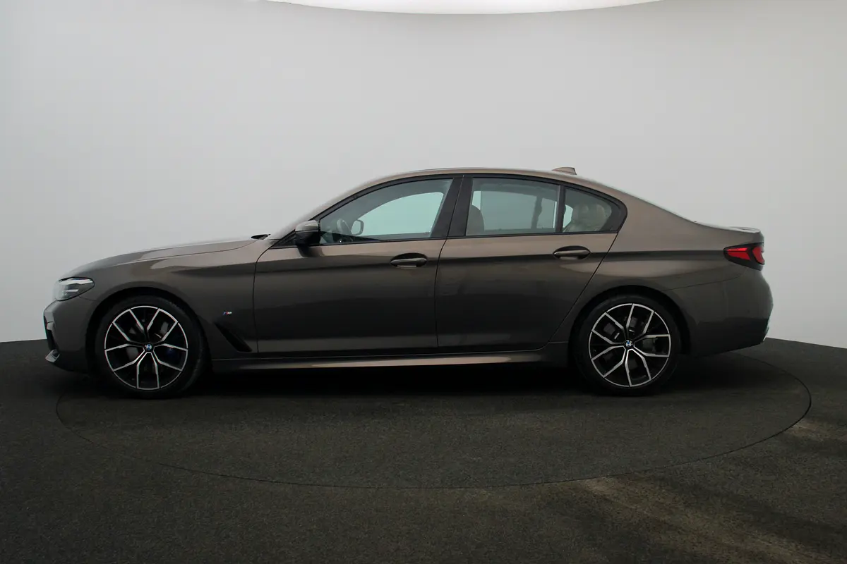 BMW 5-Series 523i 2022 - photo 6 - Import Émirats | International Cars