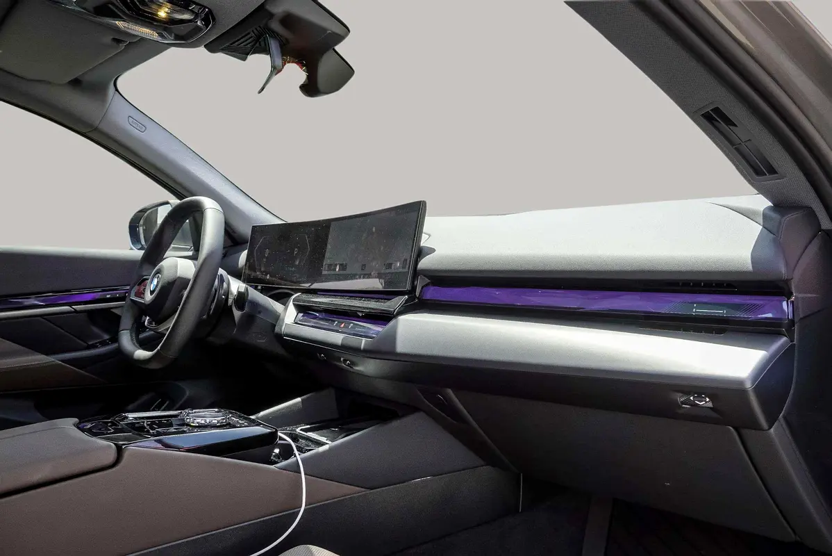 BMW 5-Series 520i 2026 - photo 10 - Import Émirats | International Cars