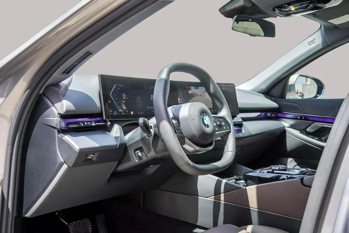 BMW 5-Series 520i 2026 - photo 11 - Import Émirats | International Cars