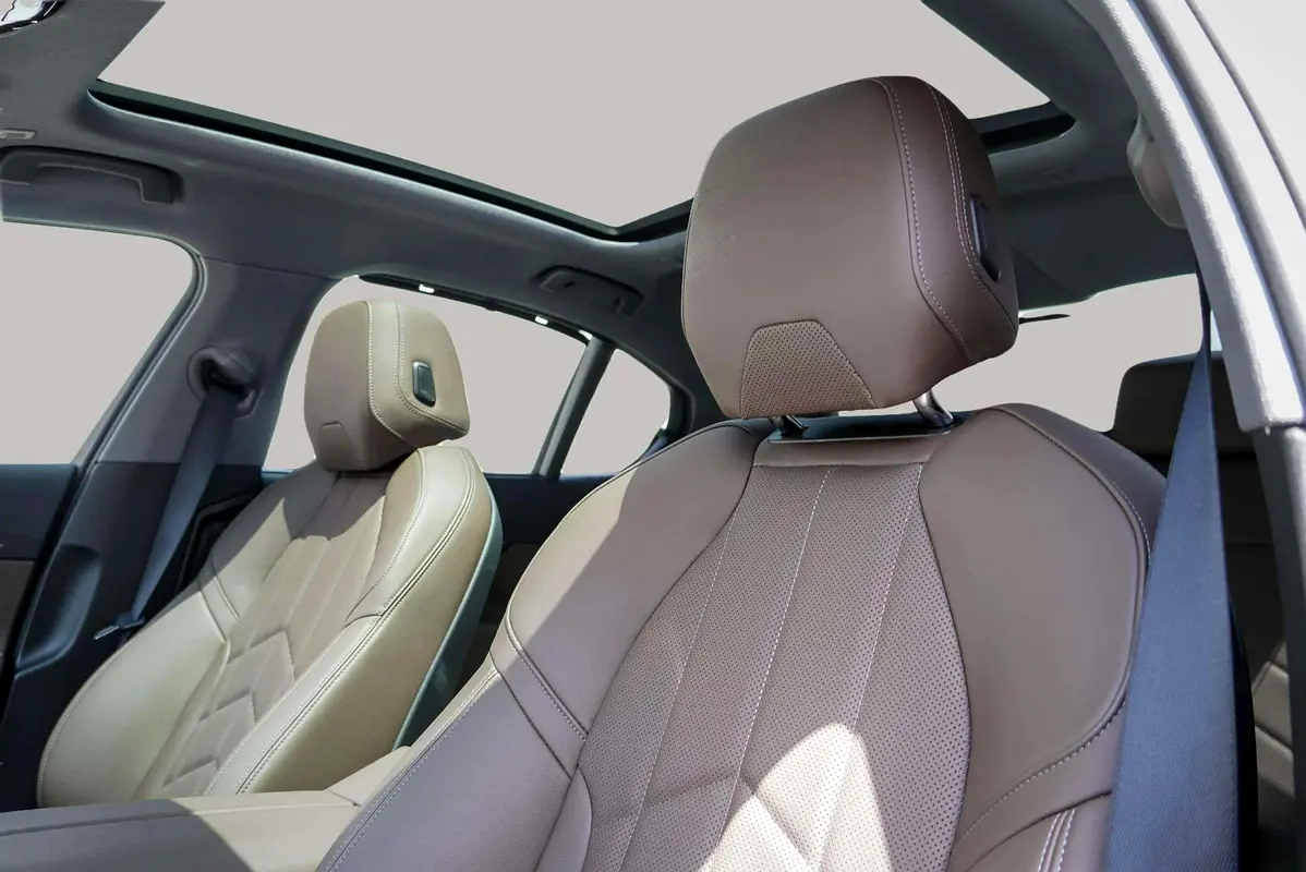 BMW 5-Series 520i 2026 - photo 12 - Import Émirats | International Cars