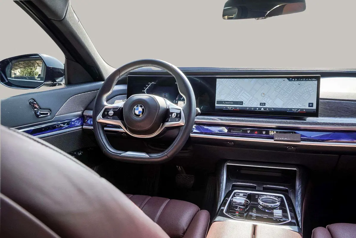 BMW 7-Series 735i 2024 - photo 8 - Import Émirats | International Cars