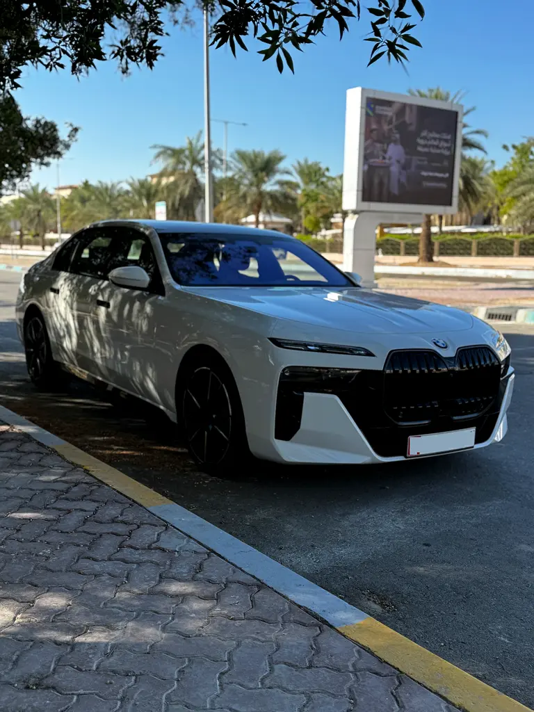 BMW 7-Series 760i 2026 - photo 2 - Import Émirats | International Cars