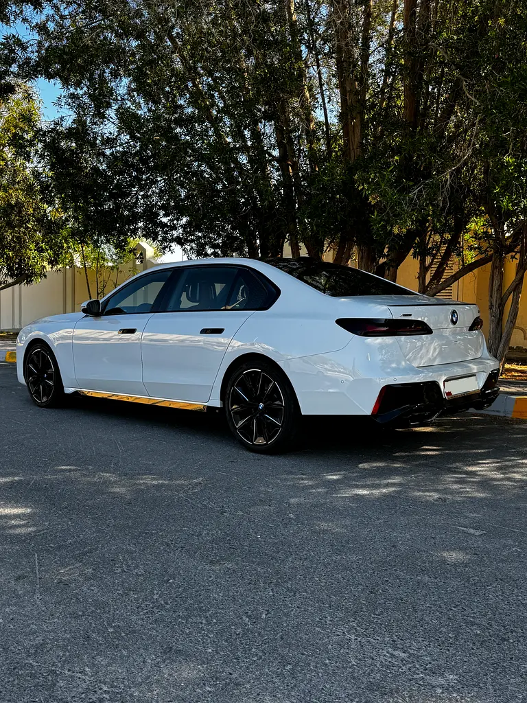 BMW 7-Series 760i 2026 - photo 4 - Import Émirats | International Cars