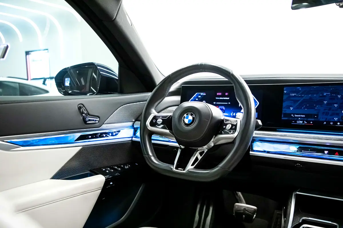 BMW 7-Series 735i 2023 - photo 8 - Import Émirats | International Cars