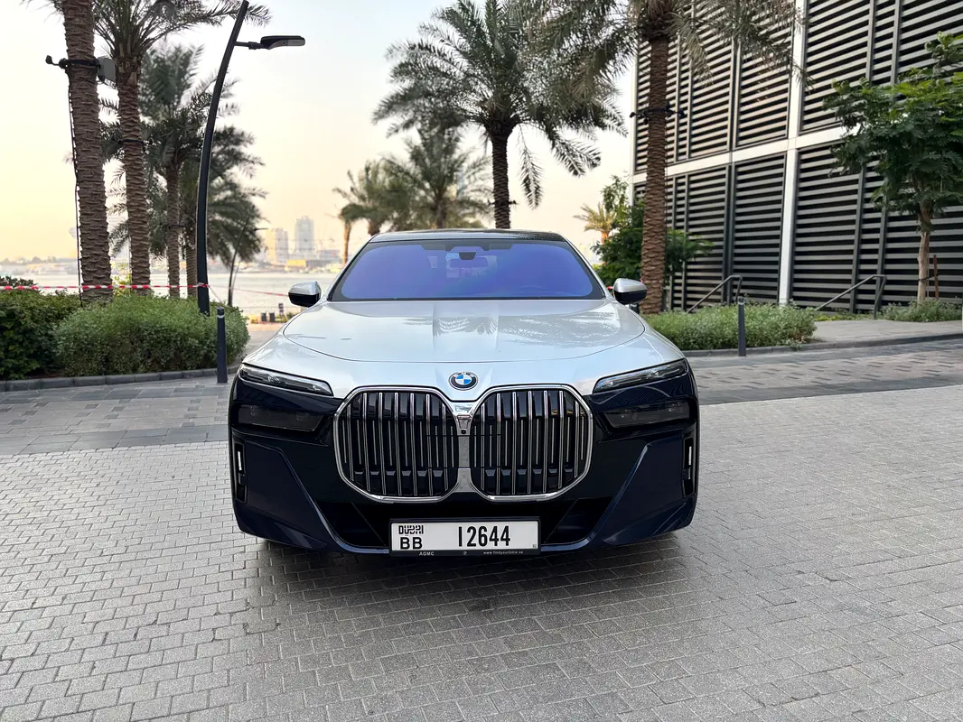 BMW 7-Series 735i 2023 - photo 2 - Import Émirats | International Cars