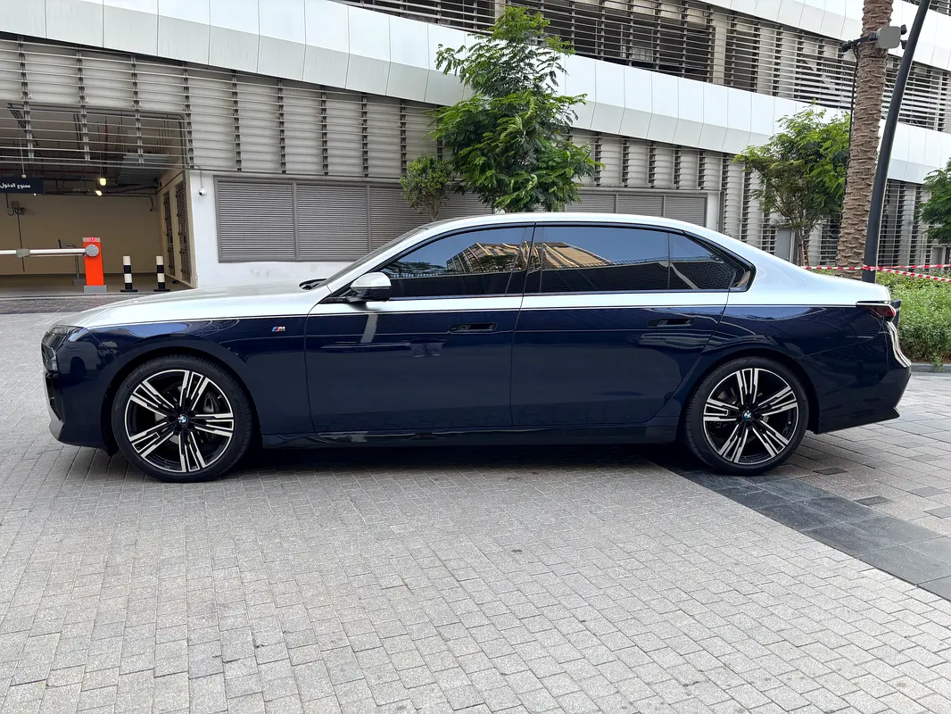 BMW 7-Series 735i 2023 - photo 3 - Import Émirats | International Cars