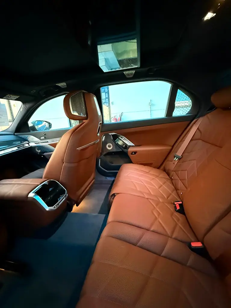 BMW 7-Series 760i 2026 - photo 8 - Import Émirats | International Cars