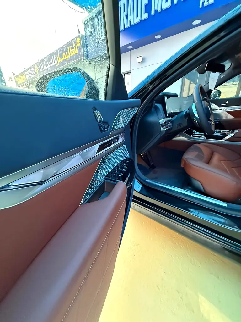 BMW 7-Series 760i 2026 - photo 9 - Import Émirats | International Cars