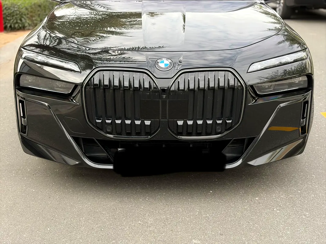 BMW 7-Series 760Li xDrive 2025 - photo 2 - Import Émirats | International Cars