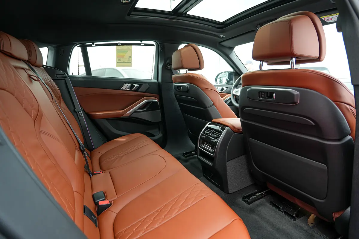 BMW X6 M60i 2026 - photo 11 - Import Émirats | International Cars