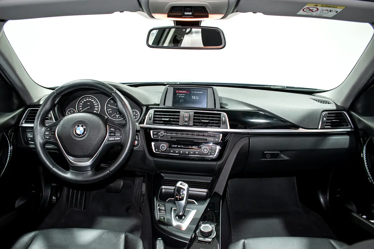 BMW 3-Series 318i 2018 - photo 10 - Import Émirats | International Cars