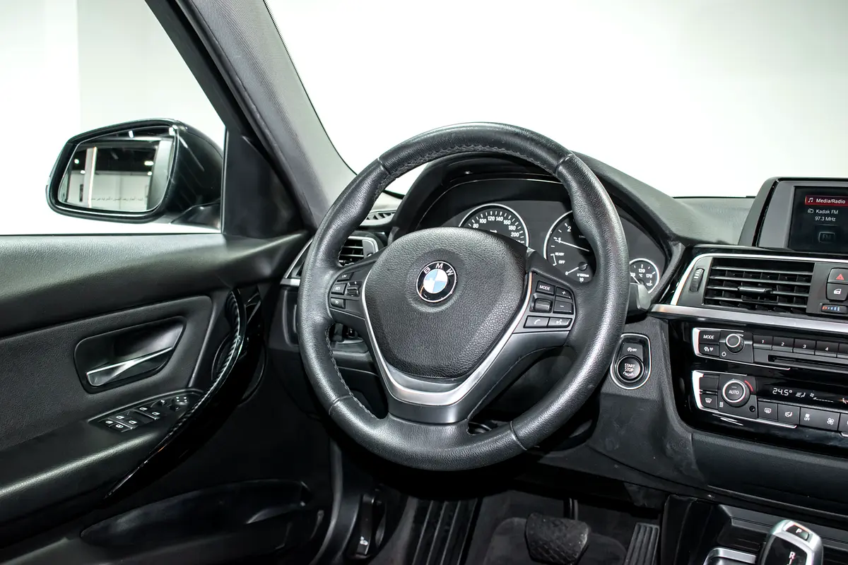 BMW 3-Series 318i 2018 - photo 11 - Import Émirats | International Cars