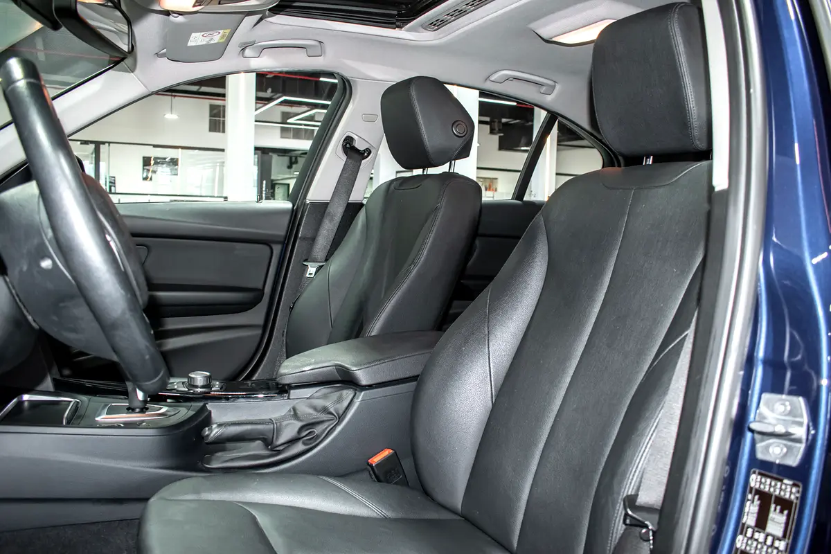 BMW 3-Series 318i 2018 - photo 12 - Import Émirats | International Cars