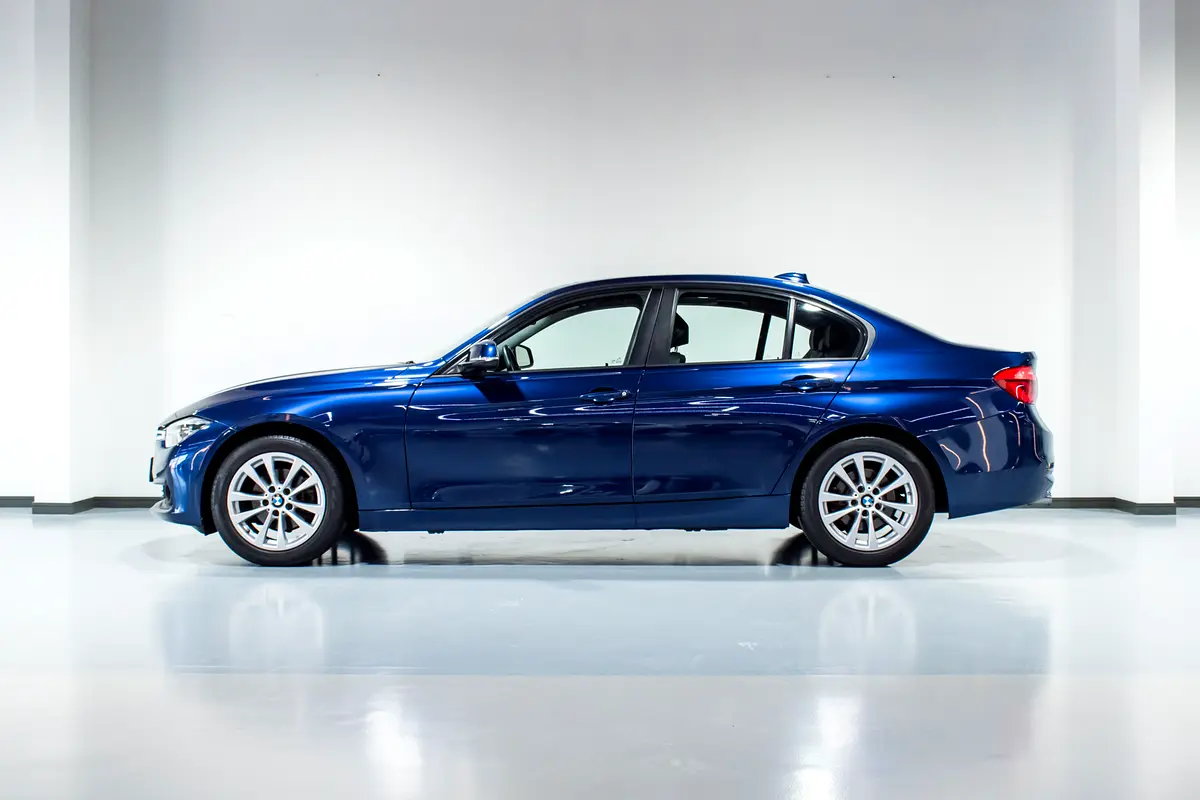 BMW 3-Series 318i 2018 - photo 4 - Import Émirats | International Cars