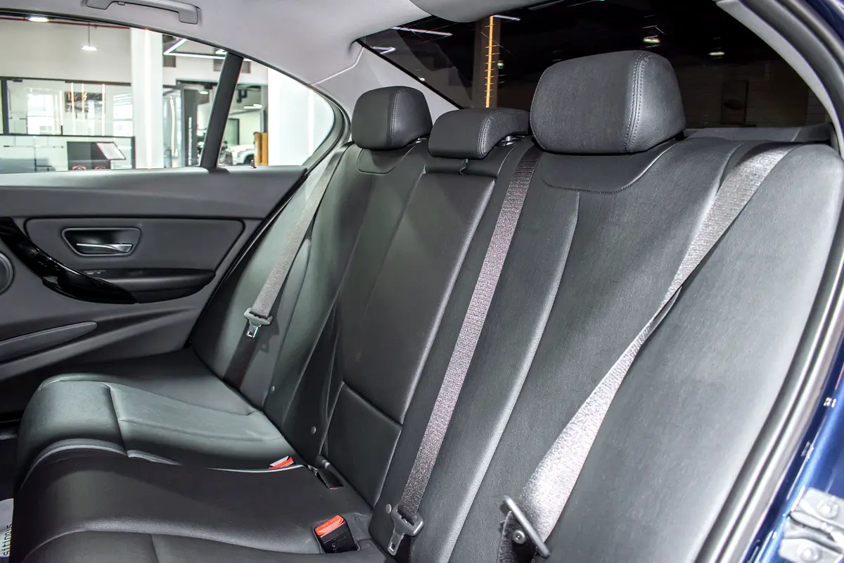 BMW 3-Series 318i 2018 - photo 9 - Import Émirats | International Cars