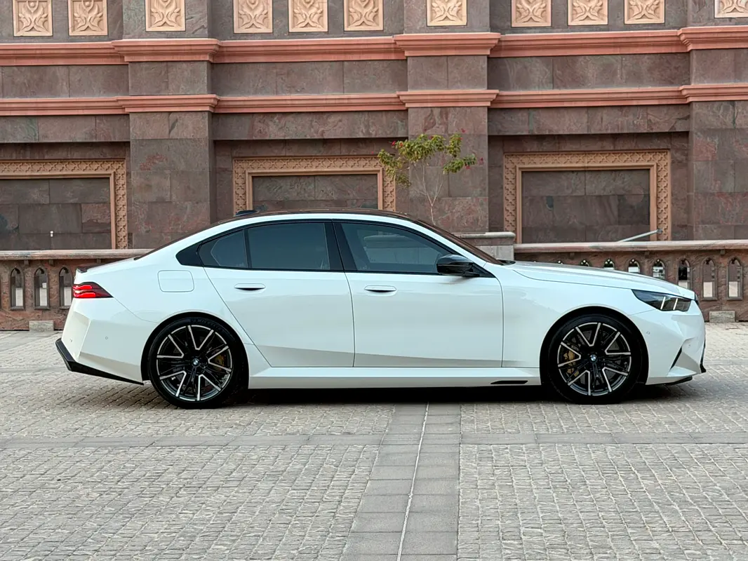 BMW M5 Standard 2025 - photo 5 - Import Émirats | International Cars