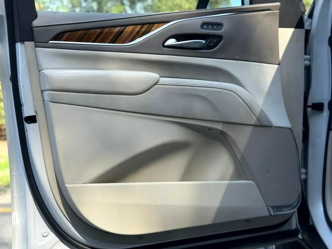 CADILLAC Escalade VIP Edition 2022 - photo 9 - Import Émirats | International Cars