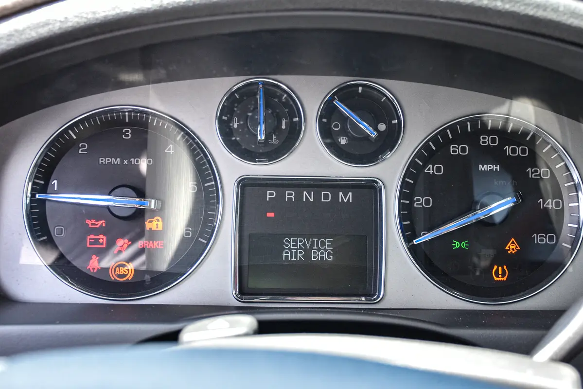 CADILLAC Escalade ESV 2011 - photo 9 - Import Émirats | International Cars