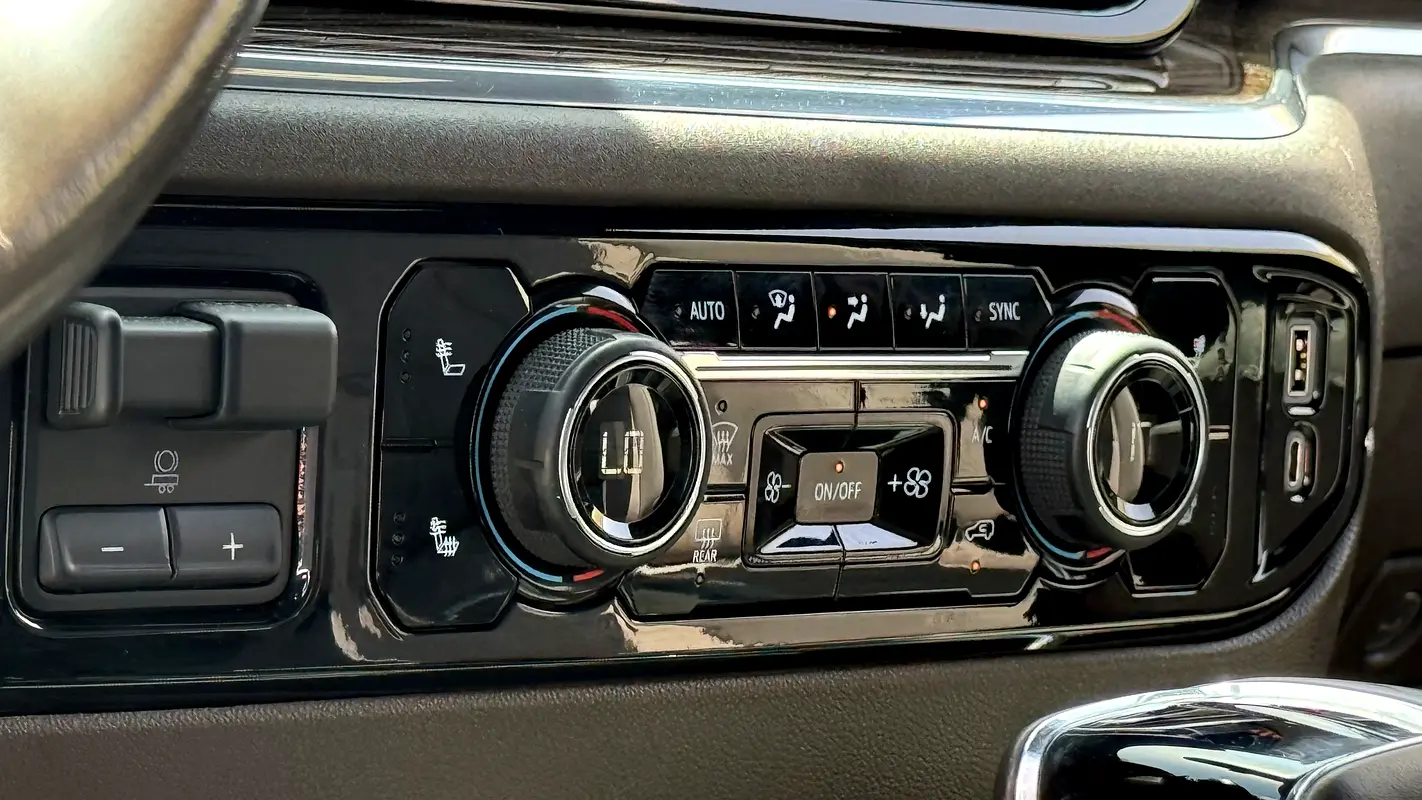 CHEVROLET Silverado 1500 LT Trail Boss 2023 - photo 12 - Import Émirats | International Cars