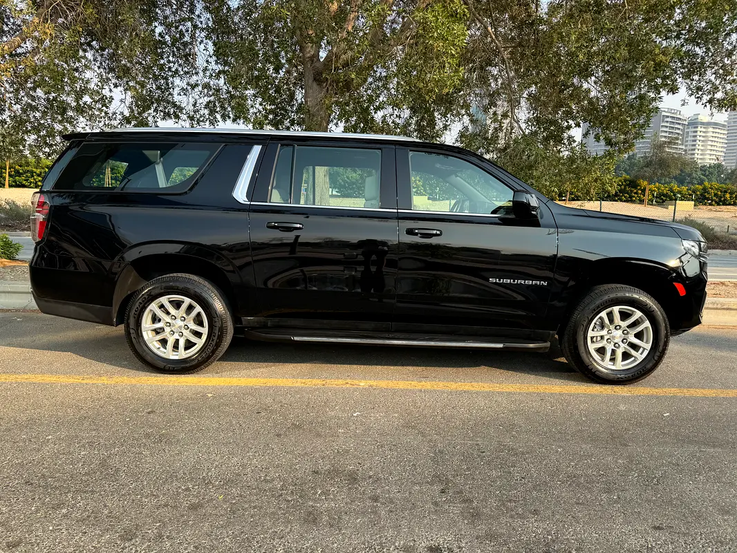 CHEVROLET Suburban LS 4WD 2023 - photo 2 - Import Émirats | International Cars